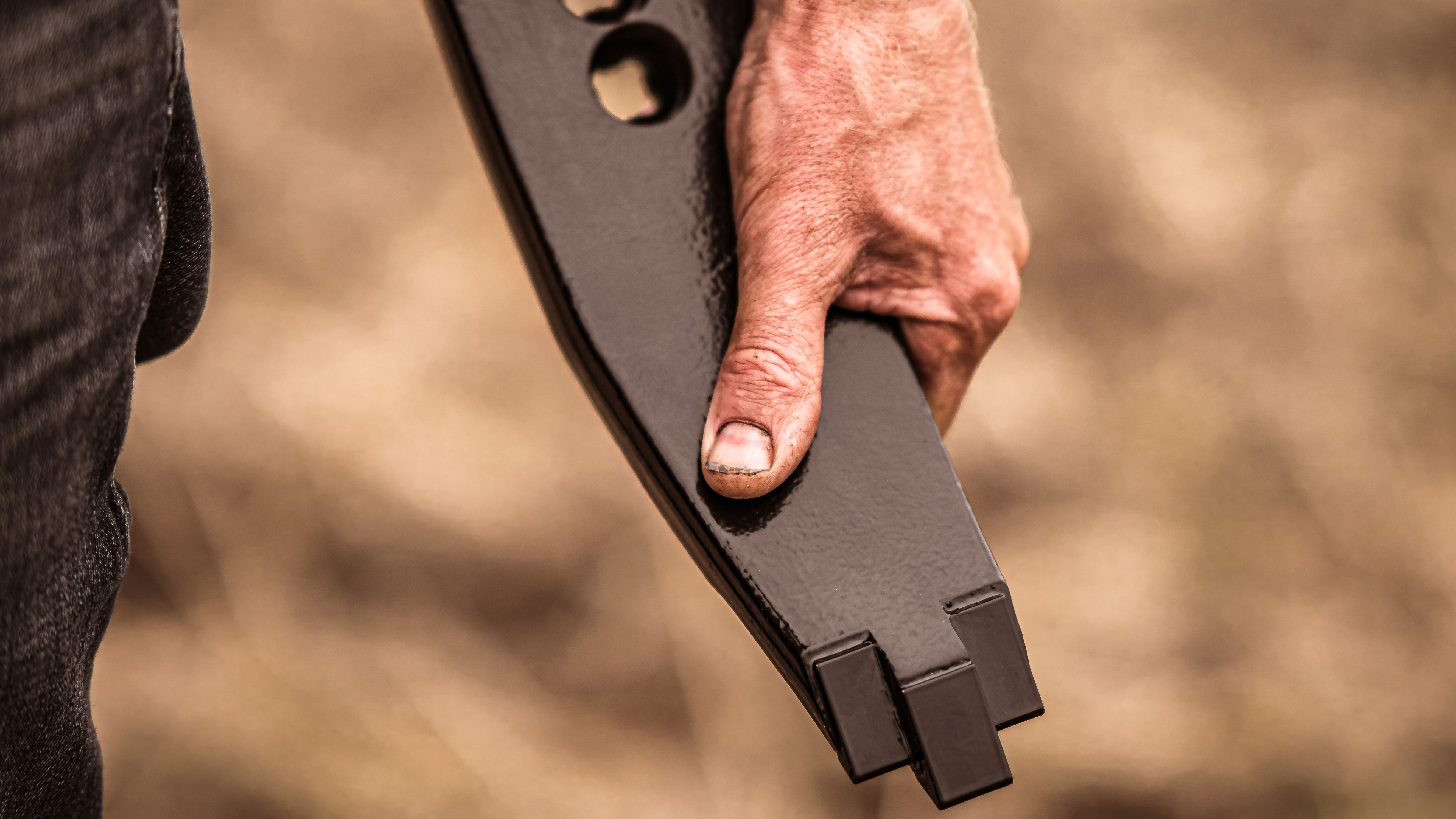 Hand holdning a bit of steel.