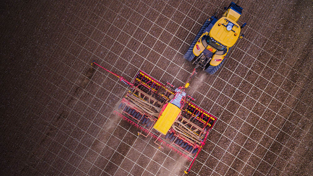 Aerial photo of a seed drill in the field, illustrating how SeedEye works with seeds/m²