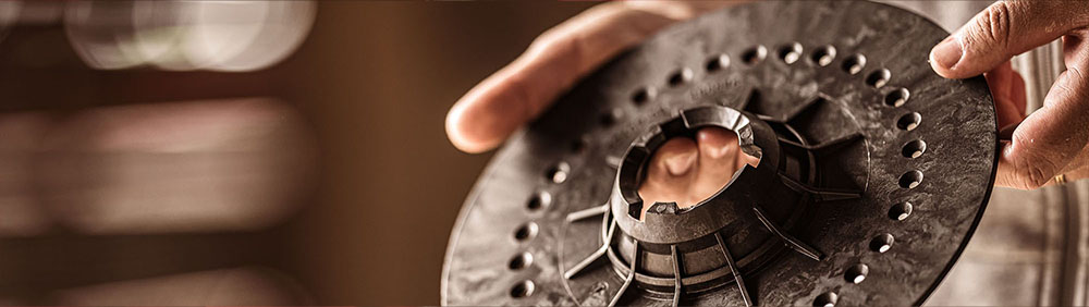 Detailed view on someone holding a seed disc for a Väderstad planter