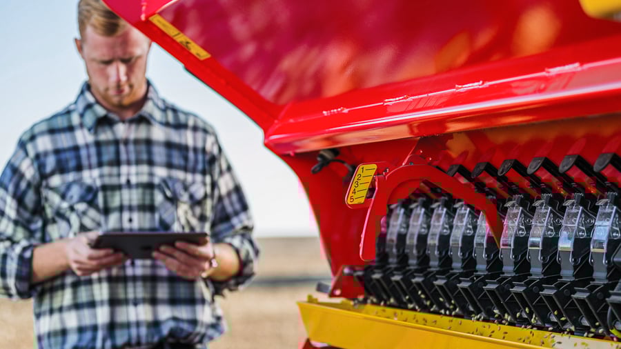 Väderstad Rapid driver alongside adjusting seedingrate with iPad