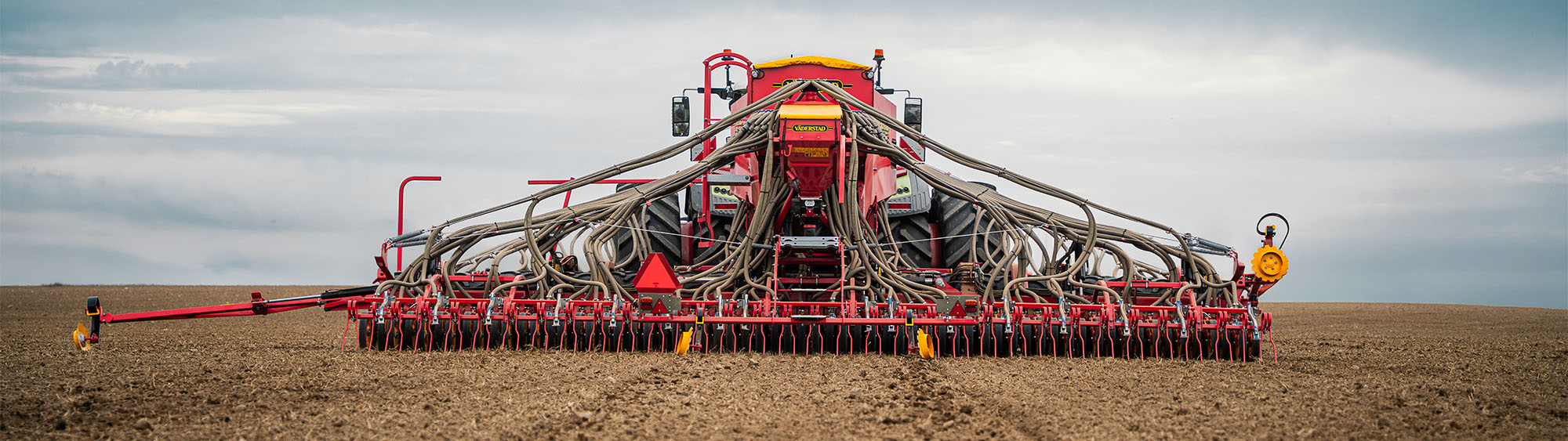 Seed drill Väderstad Spirit working a field