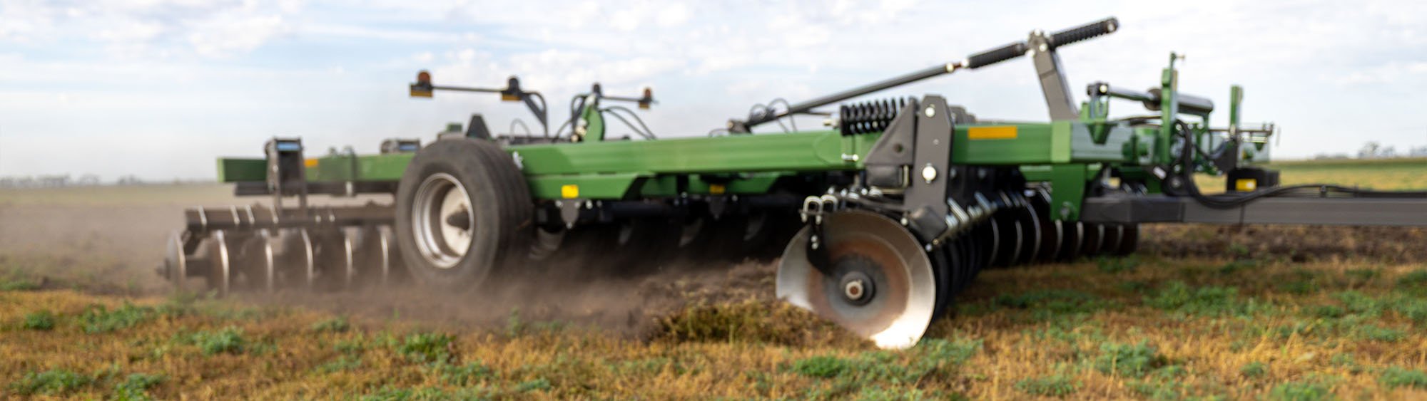 Väderstad tandem disc Wishek 842NT in the field, seen from the side