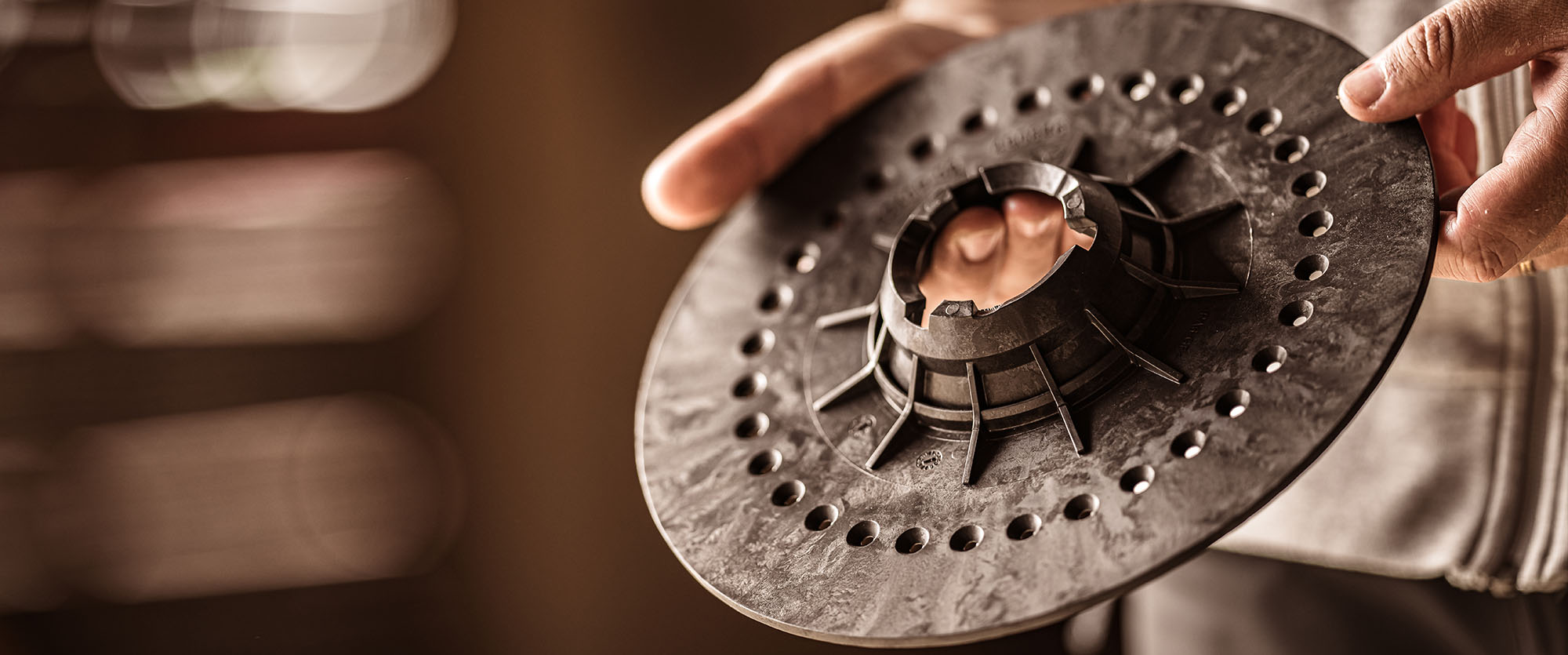 Close-up of someone holding a seed disc for Väderstad Tempo in their hands.