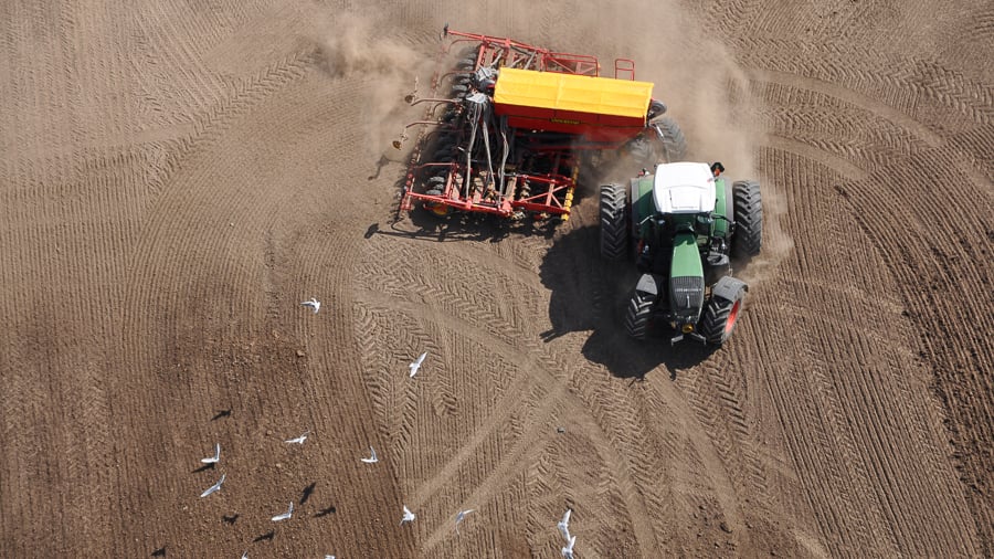 Väderstad Rapid A 600-800C/J an easy machine to manouvre