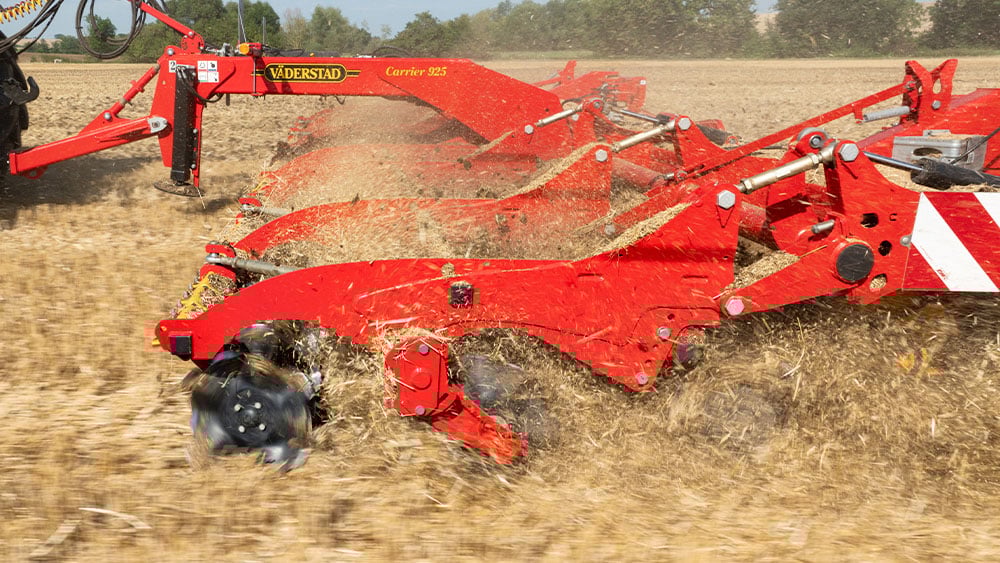 Väderstad Carrier 925 en un campo, equipado con el sistema CrossCutter Disc en 3 hileras.