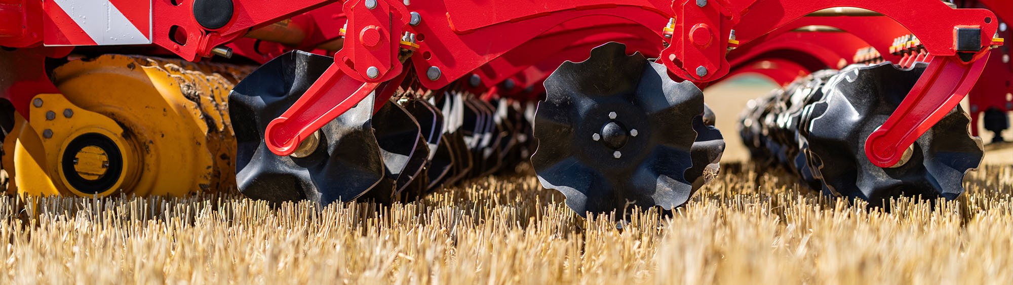 Primer plano de una Väderstad Carrier 925 equipada con 2 hileras de CrossCutter Disc Aggressive y 1 hilera CrossCutter Disc.