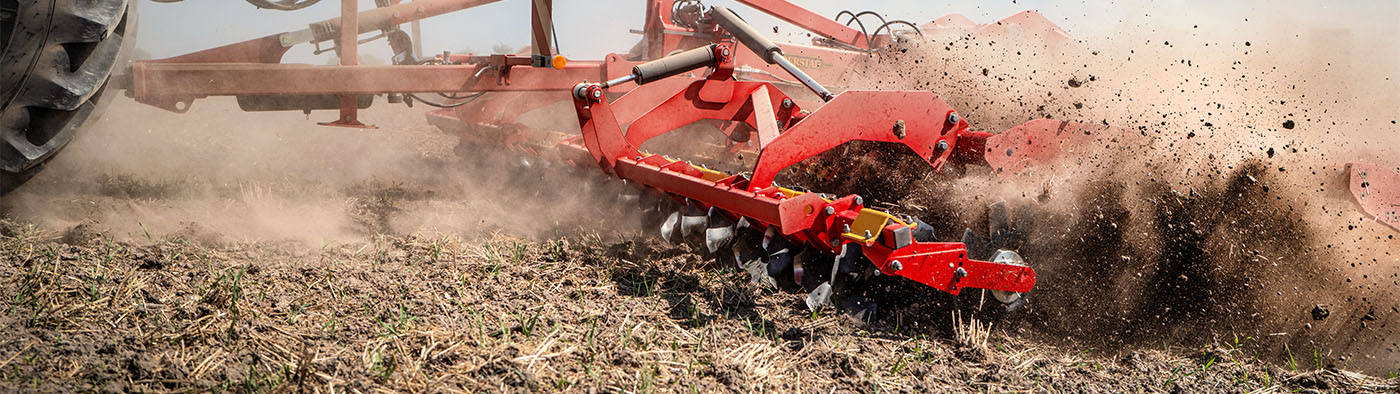 Väderstad Carrier XT equipped with the third row disc front tool