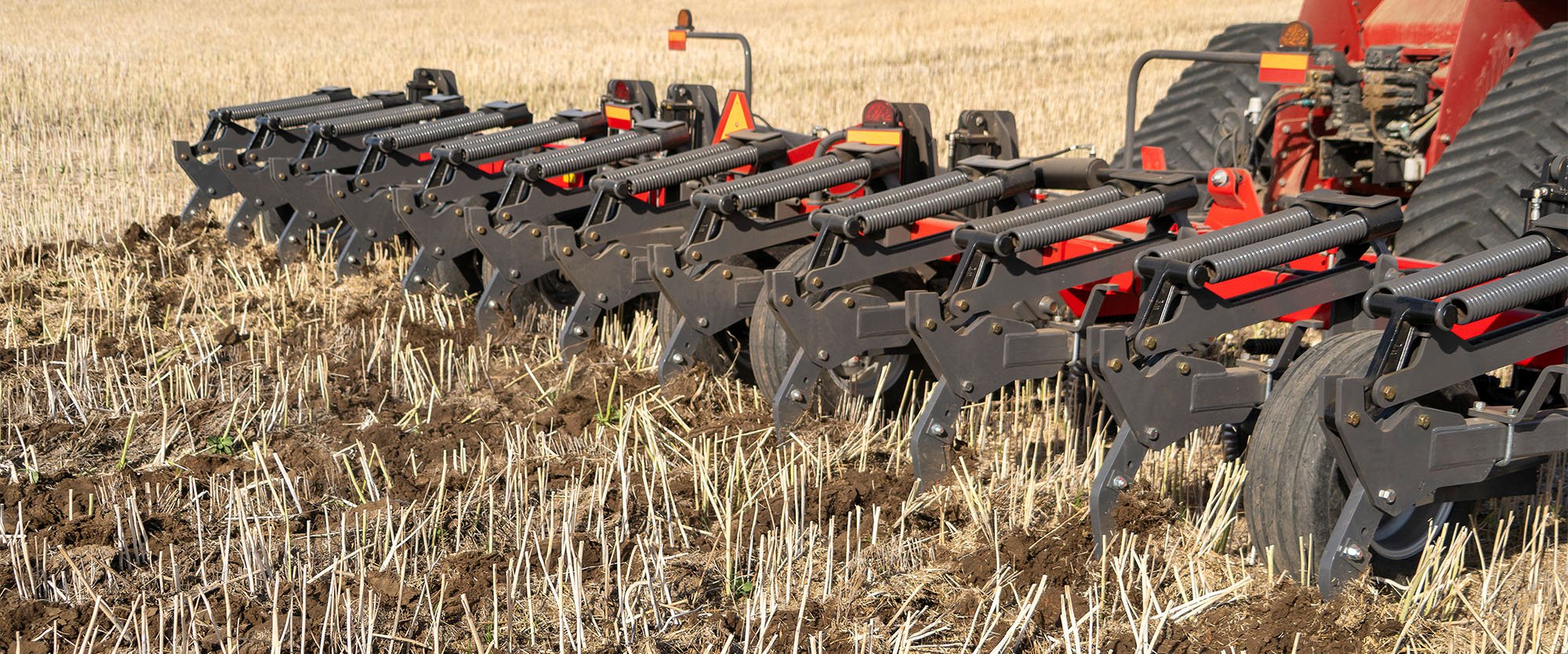 Wil-Rich 357 Inline Ripper working a field