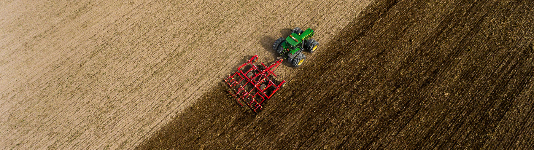 Väderstad Cultivator Swift in field
